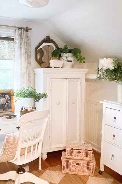 Cozy room ideas for a cottage guest bedroom decorated in whites with antique furniture
