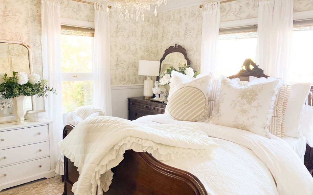 Cozy cottage bedroom ideas with light bedding and simple changes